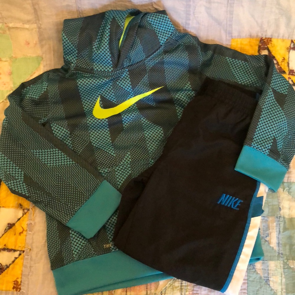 Nike boys size 6 hoodie and pants. Like new.